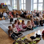 Liski i Wiewiórki słuchają opowiadań strażaka.