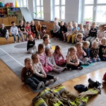 Liski i Wiewiórki słuchają opowiadań strażaka.
