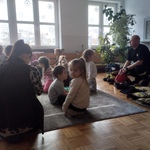 Strażak prezentuje sprzęt potrzebny do pracy.