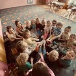 dzieci siedzą w kole w kolorowych skarpetkach