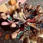 dzieci siedzą w kole w kolorowych skarpetkach