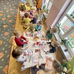 dzieci z grupy liski kolorują skarpetki 