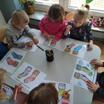 Jeżyki kolorują skarpetki 