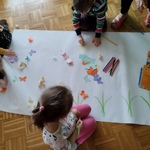 Dzieci rysują łąkę.