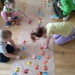 Dzieci rysują łąkę.