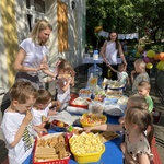 dzieci jedzą przekąski na festynie rodzinnym 