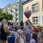 dzieci wypuszczają balon z marzeniami 