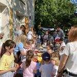 dzieci jedzą przekąski na festynie rodzinnym 