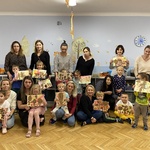 zdjęcie rodziców z dziećmi na warsztatach plastycznych