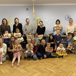 zdjęcie rodziców z dziećmi na warsztatach plastycznych