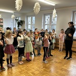 pokaz taneczny uczennic ze szkoły podstawowej nr 4