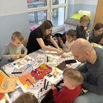 rodzice z dziećmi na warsztatach plastycznych
