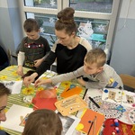 rodzice z dziećmi na warsztatach plastycznych