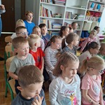 Dzieci oglądają przedstawienie
