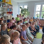 Dzieci oglądają przedstawienie
