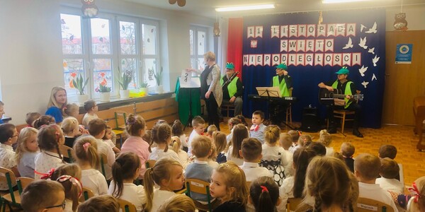 dzieci oglądają aktorów.jpg