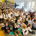 dzieci oglądają audycję.jpg