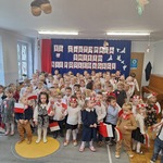 dzieci śpiewają hymn.jpg