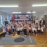 dzieci z nauczycielami.jpg