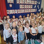 dzieci śpiewają hymn Polski.jpg
