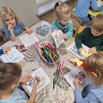 Sówki wykonują pracę plastyczną 