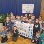 grupa Sówek z wykonanym przez siebie plakatem 