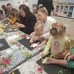 Rodzice i dzieci wykonują jesienne prace plastyczne 