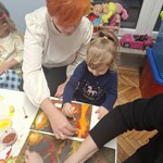 Rodzice i dzieci wykonują jesienne prace plastyczne 