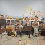 Rodzice i dzieci prezentują swoje prace