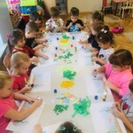 Jeżyki pracują przy stolikach 