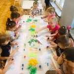 Jeżyki pracują przy stolikach 
