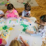 Jeżyki wykonują prace plastyczne 