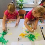Jeżyki wykonują prace plastyczne 