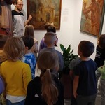 Wieiwórki oglądają obrazy w galerii sztuki