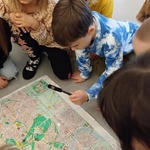 Wieiwórki oglądają mapę przez lupę