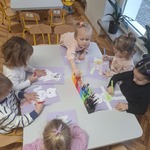 Liski wykonują prace plastyczną 