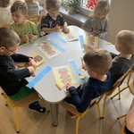 Sówki wykonują pracę plastyczną 