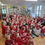 dzieci oglądają występ.jpg