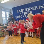 chłopiec odbiera nagrodę.jpeg