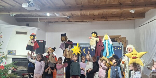 dzieci na scenie.jpg