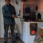 pan stoi obok pieca.jpg
