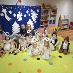 dzieci siedzą na dywanie z nauczycielką.jpg