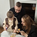chłopiec z rodzicami.jpg