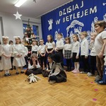 dzieci przedstawiają jasełka.jpeg