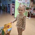 dziewczynka z karmą dla psa.jpg