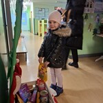 dziewczynka wkłada karmę do pudła.jpg