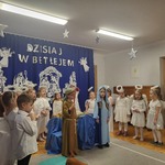 Dzieci przedstawiają historię Narodzenia Pana Jezusa
