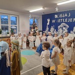 Dzieci przedstawiają historię Narodzenia Pana Jezusa