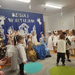 Dzieci przedstawiają historię Narodzenia Pana Jezusa