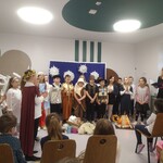 dzieci ze szkoły przedstawiają jasełka.jpg